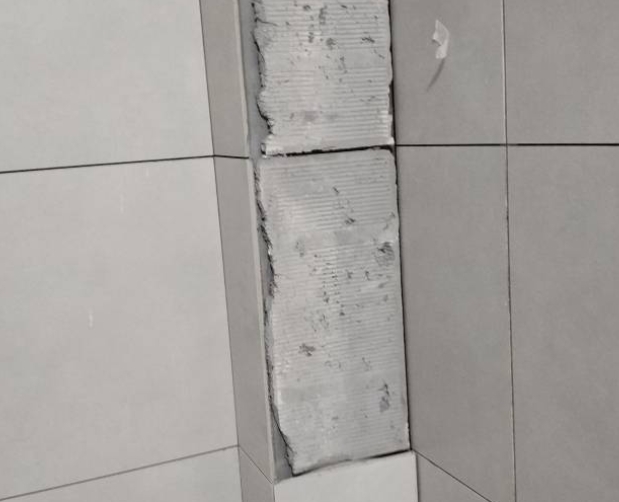 无锡市瓷砖空鼓维修公司分享下瓷砖施工前基层浇水润湿程度不足，可能导致以下问题